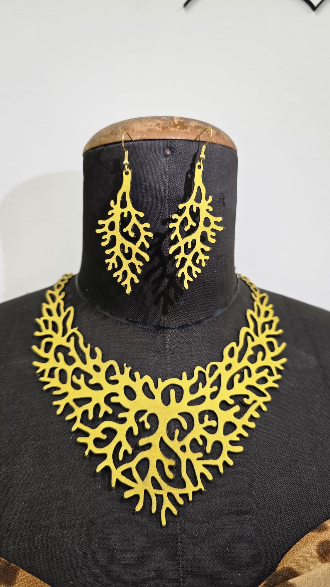 Collana e Orecchini Effetto Corallo in Vera Pelle Incisa a Laser – Colore Giallo