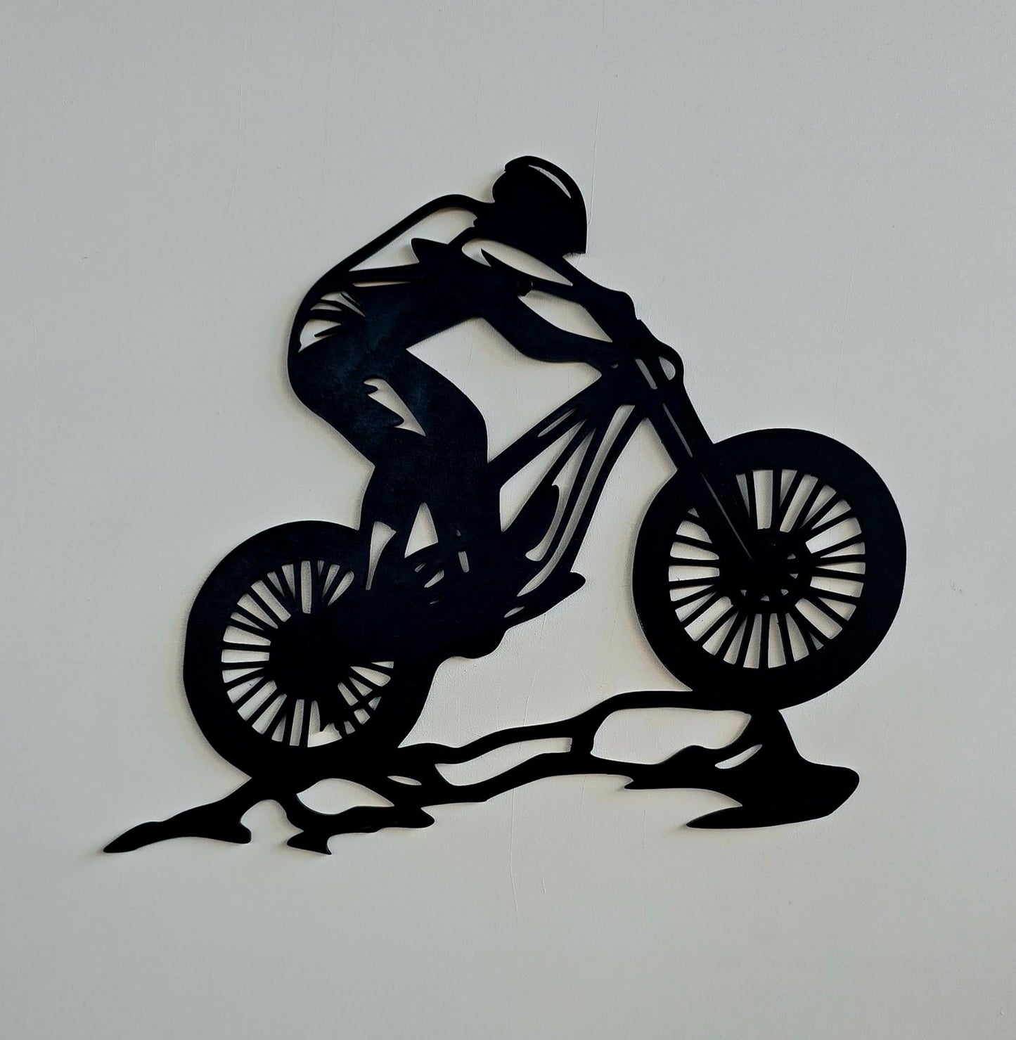 Mountain bike incisa su Legno