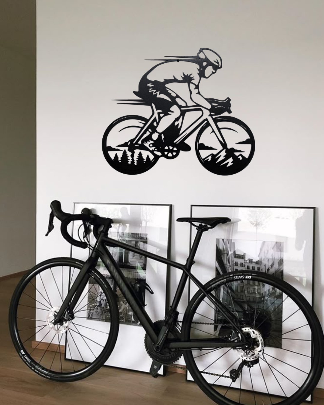 Ciclista su Bici da Corsa — Velocità, vento, libertà