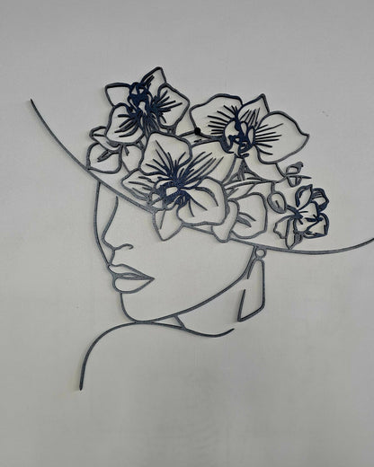 Donna con Cappello di Orchidee — Quando la natura diventa ornamento