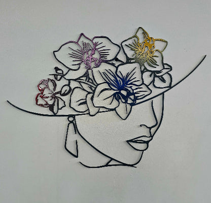 Donna con Cappello di Orchidee — Quando la natura diventa ornamento