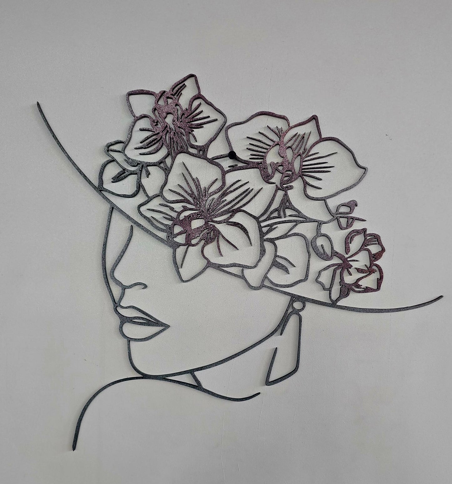 Donna con Cappello di Orchidee  in linea continua incisa su Legno