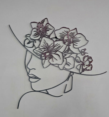 Donna con Cappello di Orchidee — Quando la natura diventa ornamento
