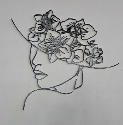 Donna con Cappello di Orchidee — Quando la natura diventa ornamento