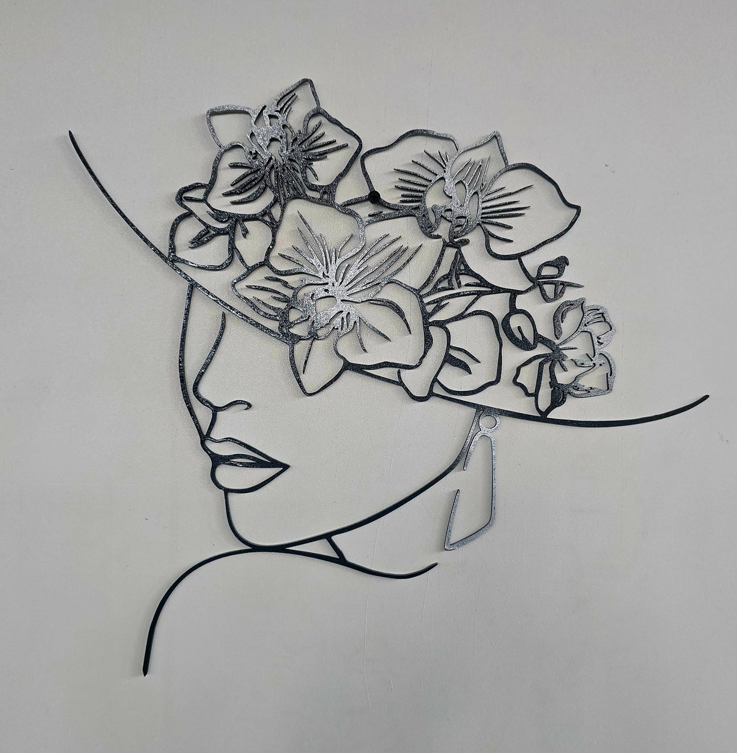 Donna con Cappello di Orchidee  in linea continua incisa su Legno
