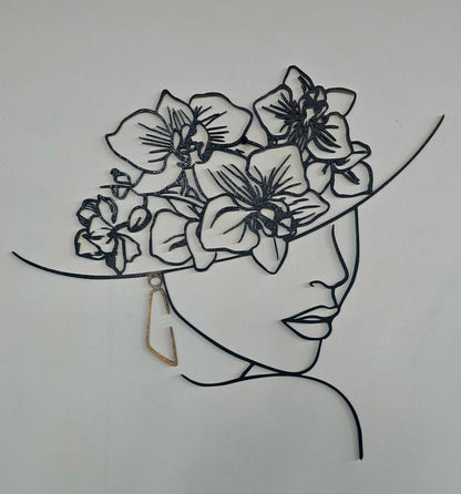Donna con Cappello di Orchidee — Quando la natura diventa ornamento
