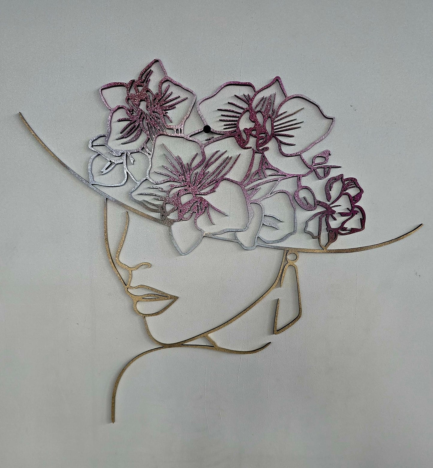 Donna con Cappello di Orchidee  in linea continua incisa su Legno