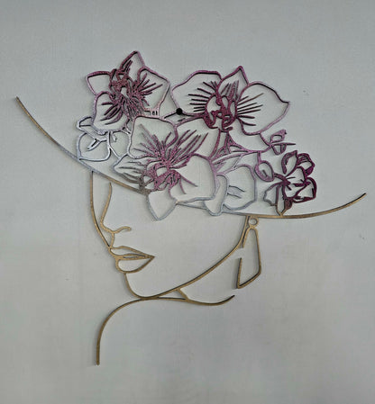 Donna con Cappello di Orchidee — Quando la natura diventa ornamento