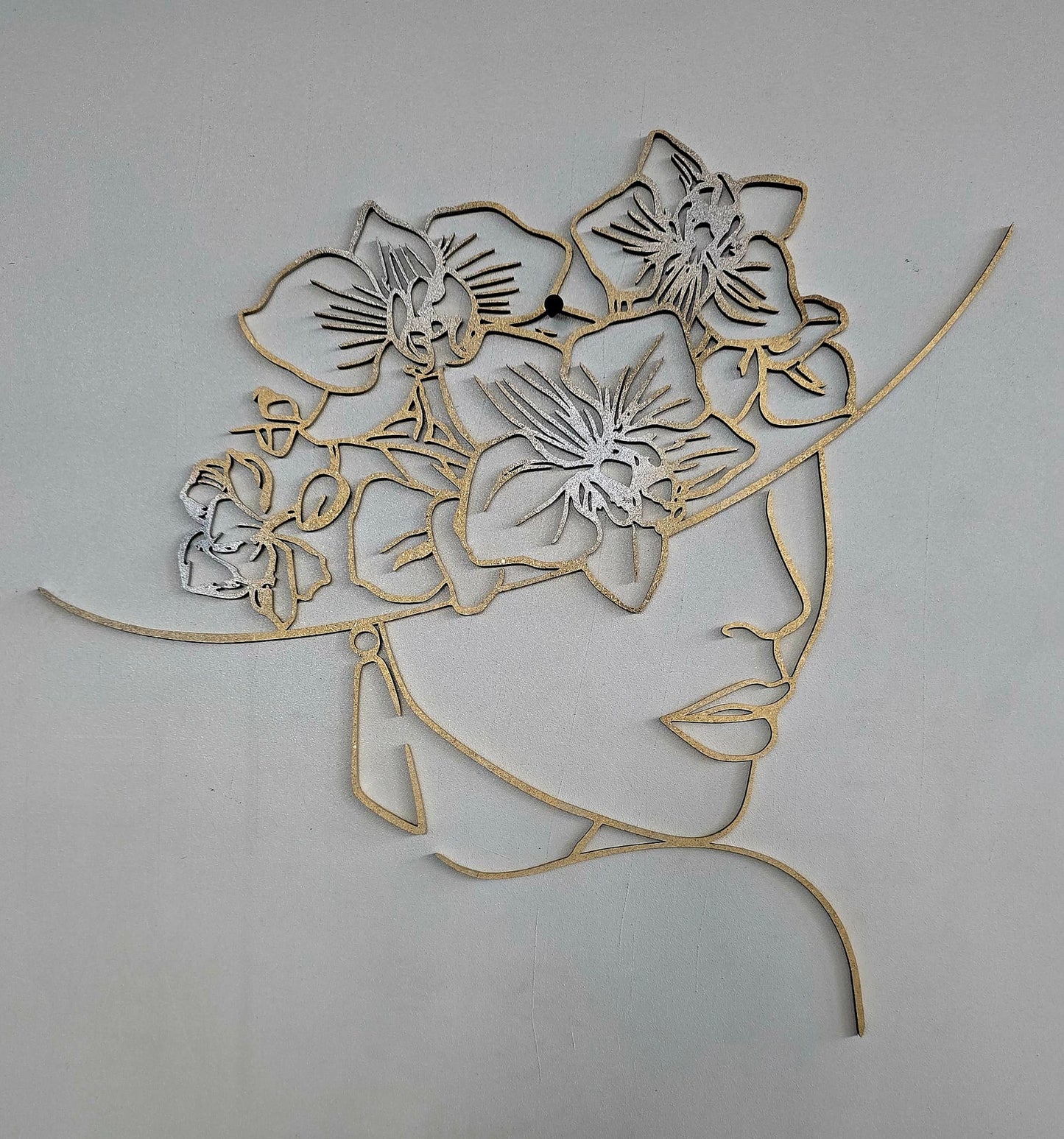 Donna con Cappello di Orchidee  in linea continua incisa su Legno