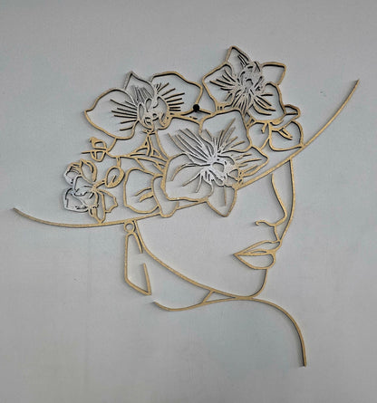 Donna con Cappello di Orchidee — Quando la natura diventa ornamento