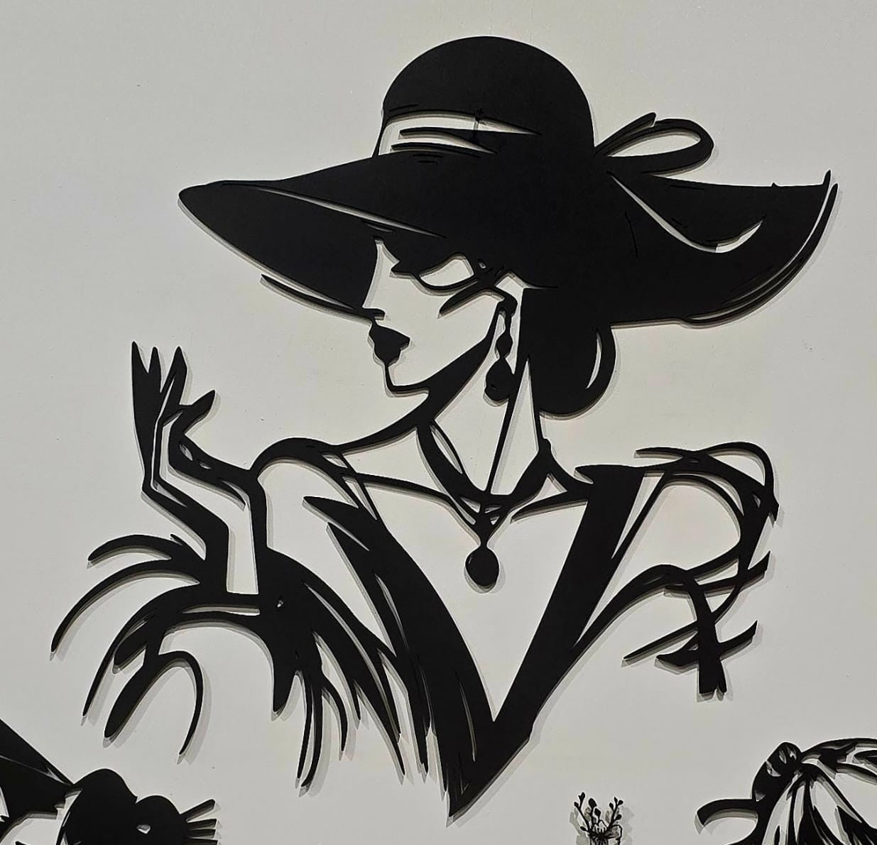 Donna elegante con il  cappello incisa su Legno