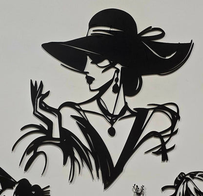 Donna elegante con il  cappello incisa su Legno