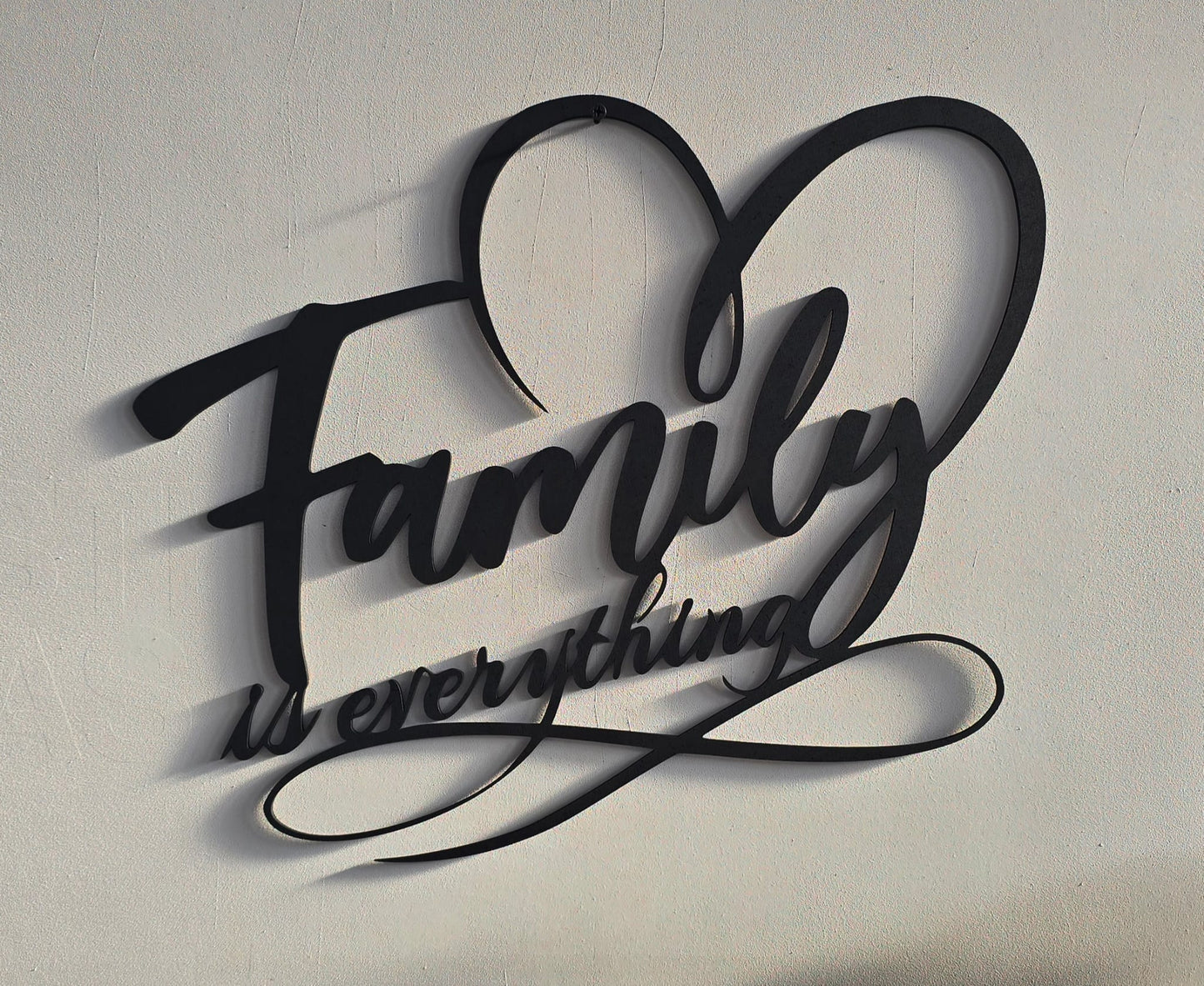Family is everything  in linea continua incisa su Legno