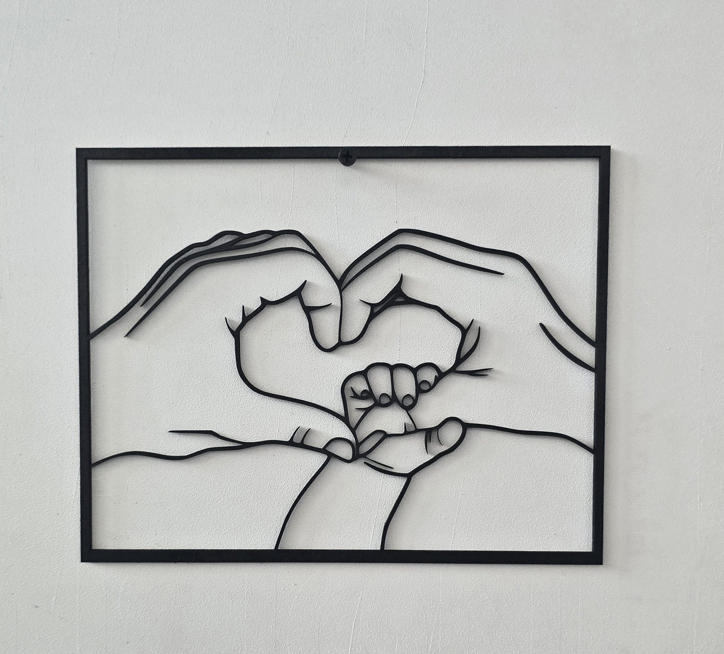 Cuore di mani  in linea continua incisa su Legno