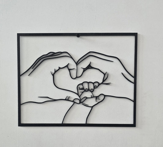 Cuore di mani  in linea continua incisa su Legno