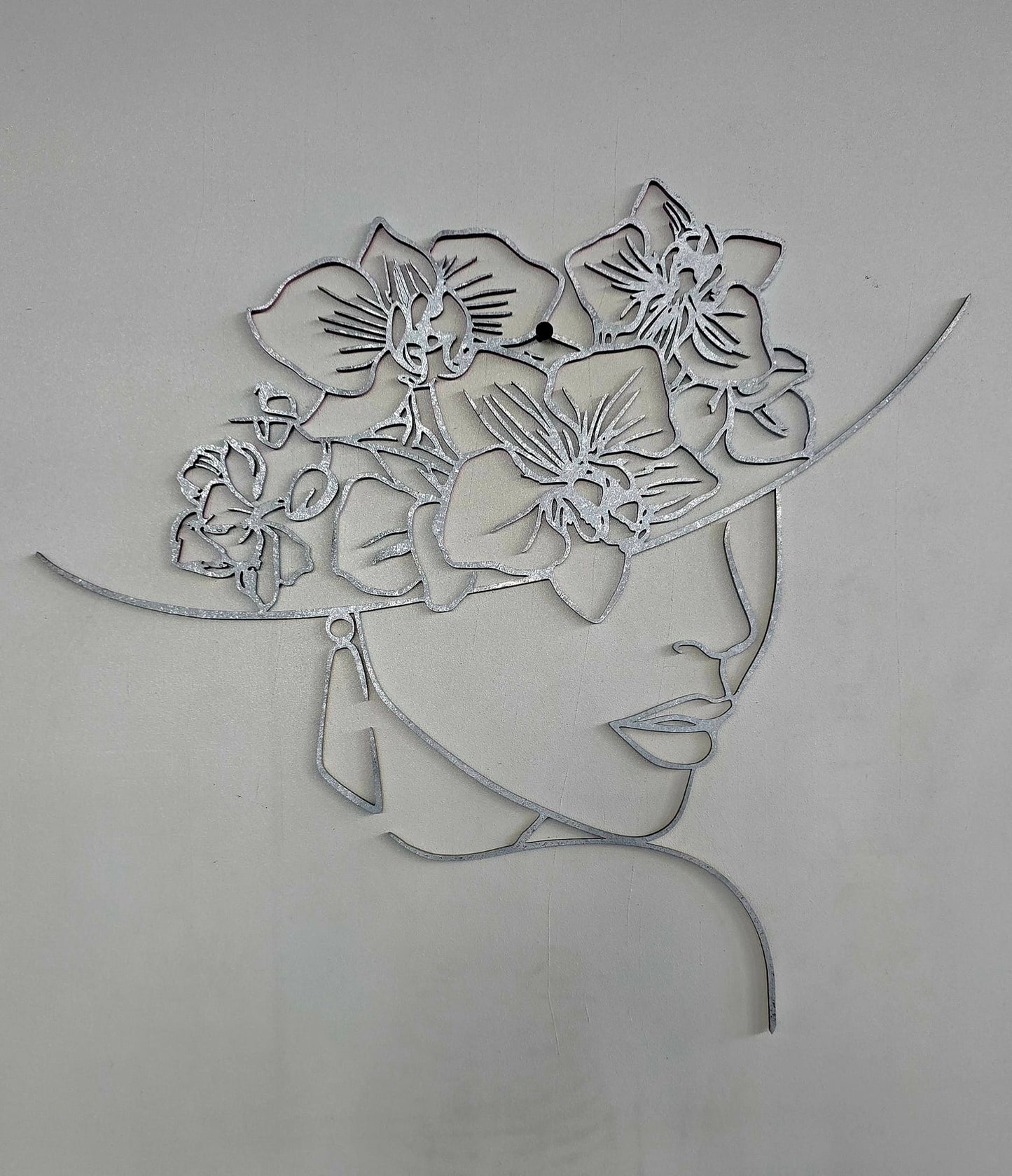 Profilo di donna con Cappello di Orchidee