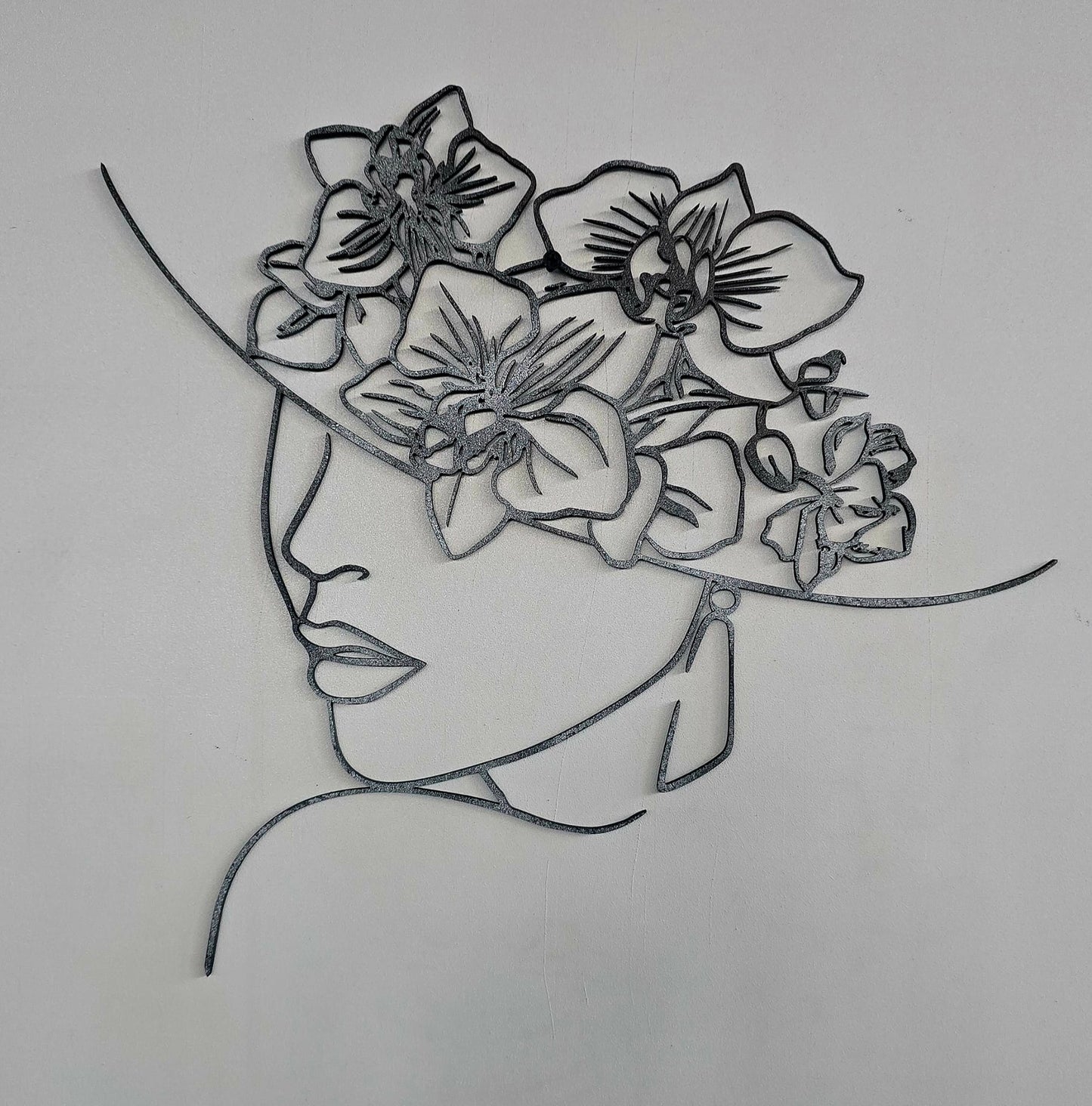 Profilo di donna con Cappello di Orchidee
