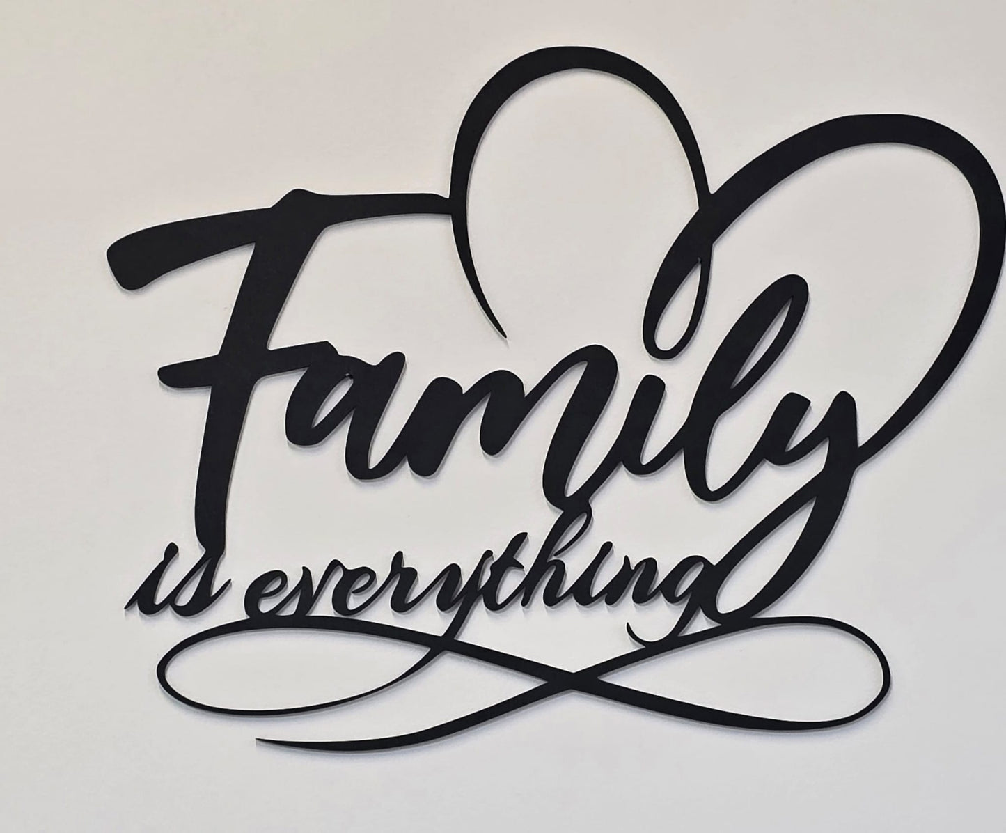 Family is everything  in linea continua incisa su Legno