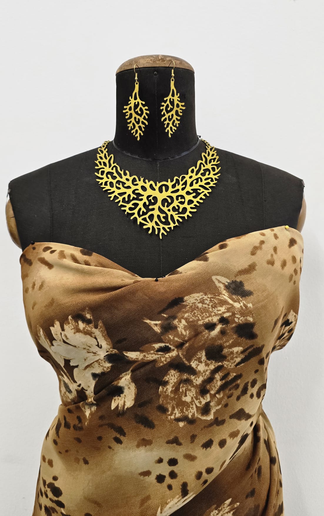 Collana e Orecchini Effetto Corallo in Vera Pelle Incisa a Laser – Colore Giallo