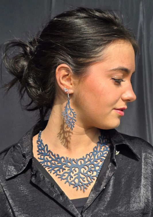 Collana e orecchini effetto Corallo incisi su Vera Pelle colore BLU