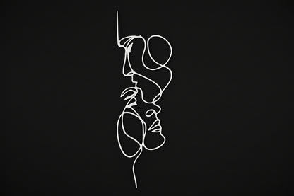 Bacio sulla Fronte – Opera in Linea Continua su Legno