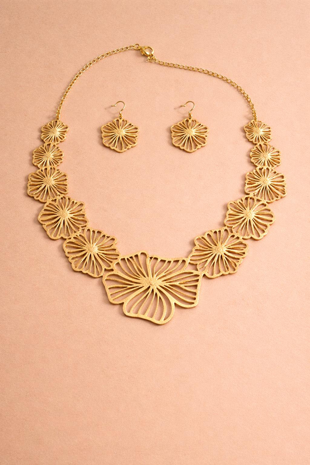 Collana e Orecchini in Vera Pelle – Design Floreale Elegante Originale