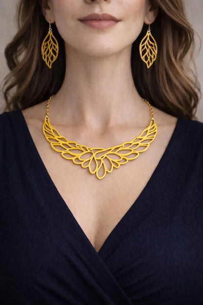 Collana e Orecchini in Vera Pelle – Design Elegante