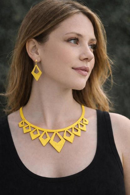 Collana e Orecchini in Vera Pelle – Design Geometrico a Rombi Elegante
