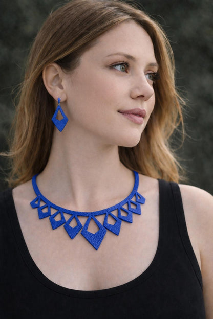 Collana e Orecchini in Vera Pelle – Design Geometrico a Rombi Elegante