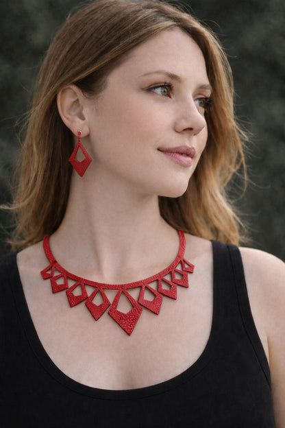 Collana e Orecchini in Vera Pelle – Design Geometrico a Rombi Elegante