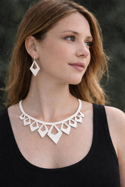 Collana e Orecchini in Vera Pelle – Design Geometrico a Rombi Elegante
